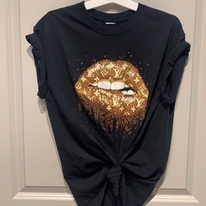 ⭐️🖤Black and Gold Lip Tshirt🖤⭐️